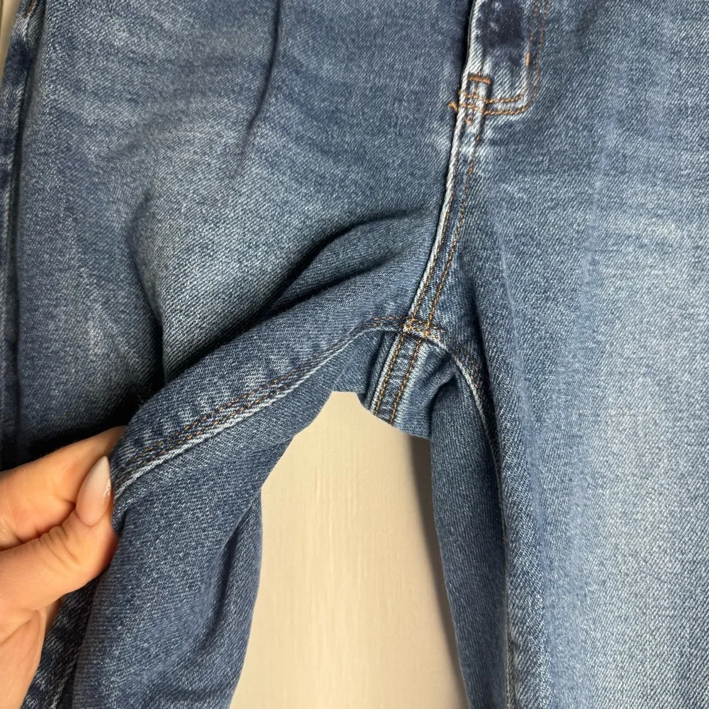 American Eagle Stretch Mom Jean in Easy Breezy Blue Distressed Frayed 8 Long